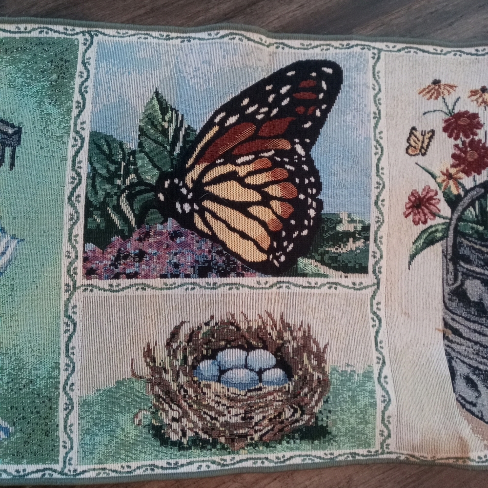 Spring/Easter Tapestry Table runner - Picture 7 of 10
